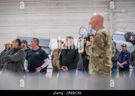 Northwest Machining and Manufacturing Tour The 124. Fighter Wing's Aircraft Maintenance Hanger, Gowen Field, ID, 6. April 2023. Stellvertretender Generaladjutant Der Luftwaffe, Brigadegeneral. General Tim Donnellan sprach während der Tour und betonte die Beiträge lokaler Partnerschaften zur globalen Effizienz der Mission. Stockfoto