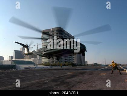 US Navy Ein CH-53 Super-Hallion-Hubschrauber, dem Marine Helicopter Squadron One (HMX-1) zugeteilt, landet vor Präsident George W. Bush arri auf dem Cockpit des Amphibienschiffs USS Iwo Jima (LHD 7). Stockfoto