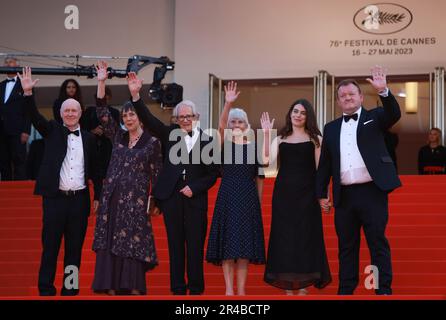 Cannes, Frankreich. 26. Mai 2023. Der britische Filmregisseur Ken Loach (3. l) trifft am 26. Mai 2023 mit Schauspielern zur Vorführung des Films „The Old Oak“ während der 76. Ausgabe des Filmfestivals von Cannes in Südfrankreich ein. Kredit: Gao Jing/Xinhua/Alamy Live News Stockfoto