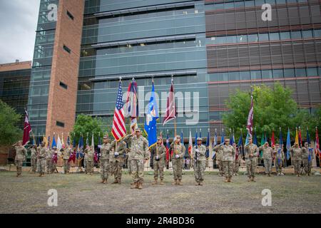 Die Soldaten präsentieren vor der offiziellen Partei die Waffen bei einer Zeremonie zum Verantwortungswechsel im Brooke Army Medical Center, Joint Base San Antonio – Fort Sam Houston, Texas, am 5. April 2023. Die Zeremonie wurde von BAMC befehlshabender General Brigg. General Deydre Teyhen, erkannte den ausgehenden Oberfeldwebel Major, Kommandowebel Major Thurman Reynolds, und begrüßte den neuen CSM, Kommandowebel Major John Dobbins. Stockfoto