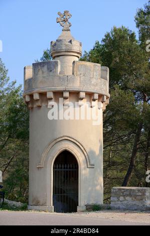 Turm, Abtei Saint Michel de Frigolet, La Montagnette, Bouches-du-Rhone, Provence-Alpes-Cote d'Azur, Südfrankreich Stockfoto