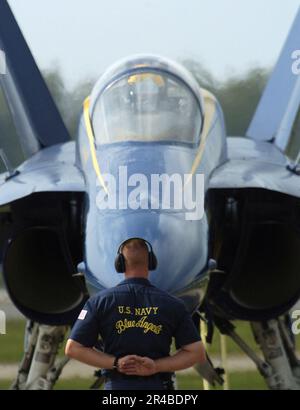 DIE US Navy Ist Ein Crewchef, der den USA zugeteilt wurde Das Navy Flight Demonstrationsteam, die Blue Angels, steht auf der Parade, während sein Flugzeug sich auf das Taxi vorbereitet. Stockfoto