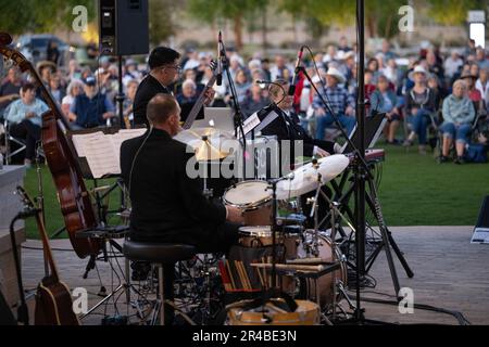 230328-N-PG545-1350, Goodyear, Arizona (28. März 2023) Mitglieder der USA Navy Band Sea Chanters treten während eines Konzerts im Goodyear Civic Center auf. Die Sea Chanters führten 19 Konzerte über 22 Tage auf, wobei sie während ihrer nationalen Tour im Jahr 2023 2800 km in Washington, Oregon, Kalifornien und Arizona zurücklegten. Auf den Nationaltouren kann sich die Band mit Gemeinden in Gebieten des Landes verbinden, in denen es keine Gelegenheit gibt, regelmäßig die wichtigsten Musical-Ensembles der Navy zu sehen, und diejenigen ehren, die dem Militär gedient haben und weiterhin dienen. Stockfoto