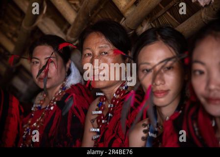 Kohima, Indien. 9. Dezember 2022 Mitglieder der Naga-Gemeinde nehmen am 9. Dezember am Hornbill-Festival im Dorf Kisama bei Kohima Teil Stockfoto