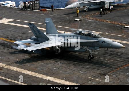 US Navy ein F-A-18D Hornet, den Gladiatoren des Kampfgeschwaders One Zero Six (VFA-106) zugeteilt, landet verhaftet. Stockfoto