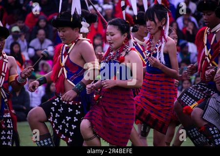 Kohima, Indien. 9. Dezember 2022 Mitglieder der Naga-Gemeinde nehmen am 9. Dezember am Hornbill-Festival im Dorf Kisama bei Kohima Teil Stockfoto