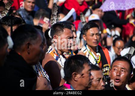 Kohima, Indien. 9. Dezember 2022 Mitglieder der Naga-Gemeinde nehmen am 9. Dezember am Hornbill-Festival im Dorf Kisama bei Kohima Teil Stockfoto