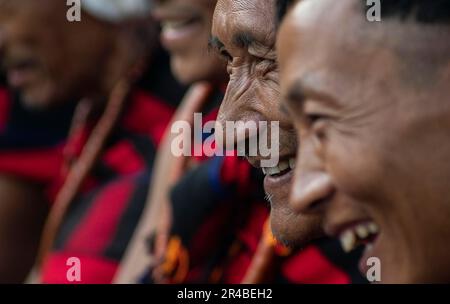 Kohima, Indien. 9. Dezember 2022 Mitglieder der Naga-Gemeinde nehmen am 9. Dezember am Hornbill-Festival im Dorf Kisama bei Kohima Teil Stockfoto