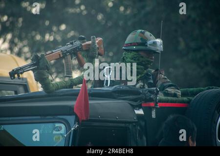 Kohima, Indien. 9. Dezember 2022 Mitglieder der Naga-Gemeinde nehmen am 9. Dezember am Hornbill-Festival im Dorf Kisama bei Kohima Teil Stockfoto