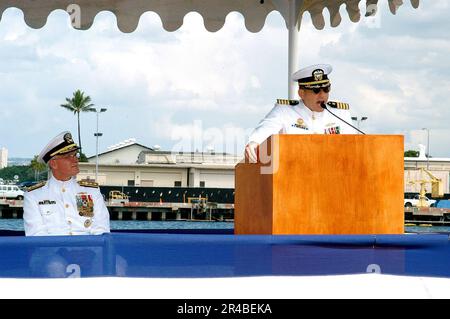 US Navy kommandierender Offizier, USS Olympia (SSN 717), Kapitän spricht bei seiner Zeremonie zum Kommandowechsel an Freunde und Familie. Stockfoto