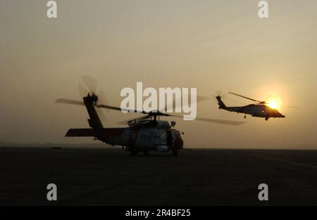US Navy zwei USA Küstenwache HH-60 Jayhawk Hubschrauber starten kurz nach Hurrikan Rita. Stockfoto