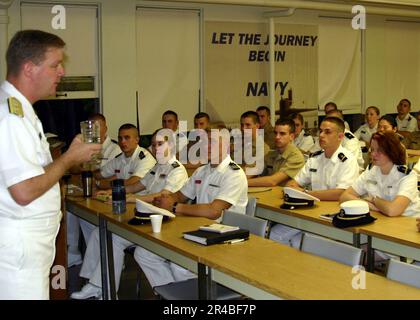 US Navy Director of Surface Warfare, Rear ADM, Barry McCullough, spricht Navy Junior Reserve Officer Training Corps Midshipman von der University of Minnesota. Stockfoto