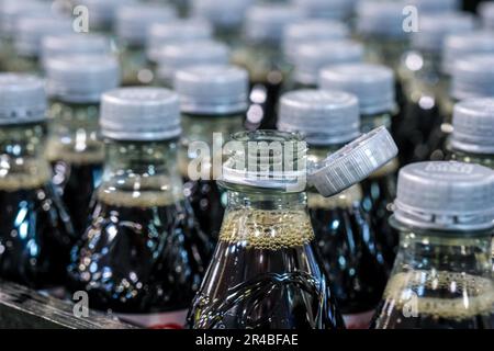 Neuer Flaschenverschluss auf einer Coca-Cola-Flasche. Neue EU-Richtlinie. Der Verschluss muss auf der Flasche bleiben Stockfoto