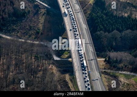 Stau auf dem Abschnitt der BAB 45 direkt vor dem Rahmede-Viadukt. Die Brücke ist wegen Beschädigung für den Verkehr gesperrt. Nach Norden Stockfoto