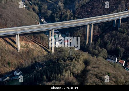 Stau auf dem Abschnitt der BAB 45 direkt vor dem Rahmede-Viadukt. Die Brücke ist wegen Beschädigung für den Verkehr gesperrt. Nach Norden Stockfoto