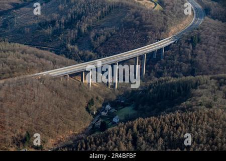 Stau auf dem Abschnitt der BAB 45 direkt vor dem Rahmede-Viadukt. Die Brücke ist wegen Beschädigung für den Verkehr gesperrt. Nach Norden Stockfoto