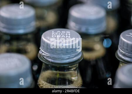 Neuer Flaschenverschluss auf einer Coca-Cola-Flasche. Neue EU-Richtlinie. Der Verschluss muss auf der Flasche bleiben Stockfoto