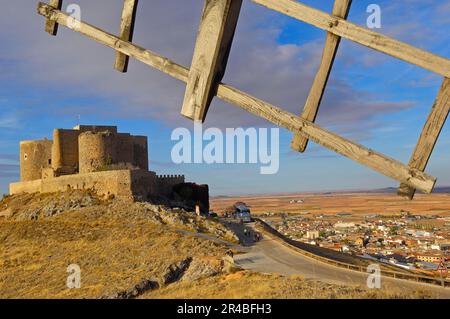 Windmühlen, Castillo de Consuegra, Consuegra, Toledo Provinz, Route of Don Quijote, Kastilien-La Mancha, Schloss der Ritter von St. John von der Stockfoto