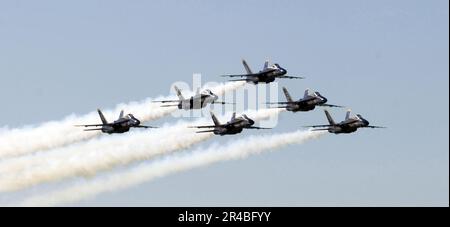 US Navy das Flight Demonstrationsteam der Navy, die Blue Angels führen ihre Delta-Formation über der San Francisco Bay auf. Stockfoto