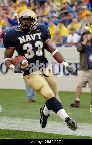 US Navy USA Naval Academy Midshipman Slot Back überquert die Torlinie, um den einzigen Touchdown der Navy in der ersten Hälfte gegen die Air Force Falcons zu erzielen. Stockfoto
