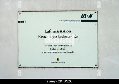 Schild, Reutlinger Lederstrasse Luftüberwachungsstation, Informationstafel des Staatlichen Instituts für Umwelt, Messungen und Natur Stockfoto