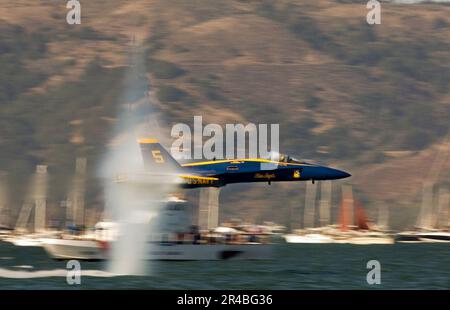 US Navy das Navy Flight Demonstrationsteam, das Blue Angels Lead Solo, führt den Pass durch. Stockfoto