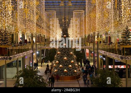 Einkaufszentrum Potsdamer Platz Arkaden, dekoriert für Weihnachten, Weihnachtsbaum, Weihnachtsbäume, Weihnachtseinkäufe, Weihnachtseinkäufe, Potsdamer Stockfoto