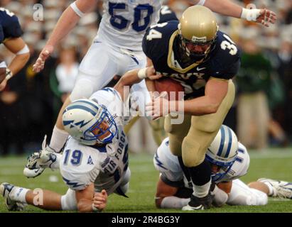 US Navy USA Die Naval Academy Midshipman wird während des 2. Viertels des Spiels gegen die Falcons von Air Force Free Safety (19) und Free Safety (11) voll zurückgezogen. Stockfoto