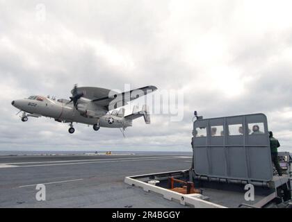 US Navy Landing Signal Officers (LSO) beobachten und bewerten die festgenommene Landung eines E-2C Hawkeye. Stockfoto