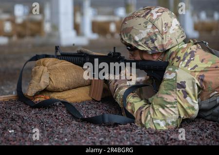 USA Army PFC. Mark Carrillo; ein Bridge Crewmitglied, das der 250. Engineer Company zugeteilt wurde; Connecticut Army National Guard; zerstampft seinen M4A1-Karabiner vor dem Stressschuss-Teil des 2023 stattfindenden Wettbewerbs der Connecticut Army National Guard Best Warrior im Connecticut Army National Guard Training Center East Haven Rifle Range; East Haven; Connecticut; 24. März; 2023. Der Wettkampf zog Soldaten aus der Connecticut Army National Guard an und über einen Zeitraum von drei Tagen standen diese Wettkämpfer bei verschiedenen Veranstaltungen gegeneinander an, bei denen ihre körperliche Fitness getestet wurde: Landnavigation Stockfoto