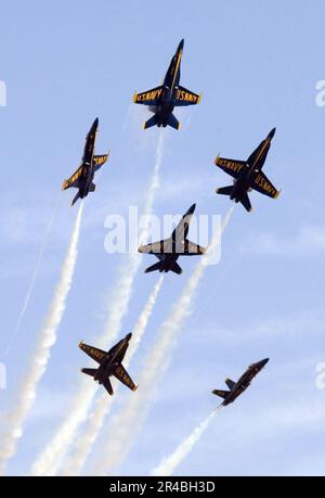 US Navy das Flight Demonstrationsteam der Navy, die Blue Angels führen den Fleur De Lis auf. Stockfoto