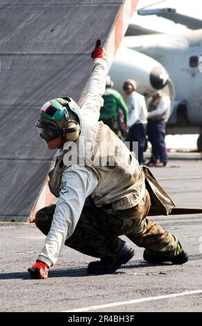 US Navy Aircrew Survival Equipmentman 3. Klasse signalisiert, dass das Flugzeug startbereit ist. Stockfoto