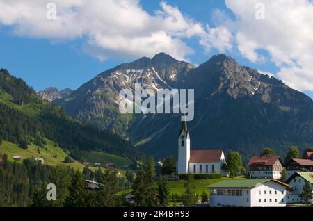 Hirschegg mit Elferkopf und Zwoelferkopf, Kleinwalsertal, Vorarlberg, Österreich Stockfoto