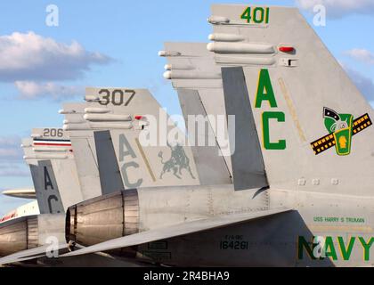 US Navy F-A-18 Hornets verschiedener Geschwader, die Carrier Air Wing Three (CVW-3) zugeteilt sind, stehen auf dem Cockpit des Flugzeugträgers der Nimitz-Klasse USS Harry S. Truman (CVN 75). Stockfoto