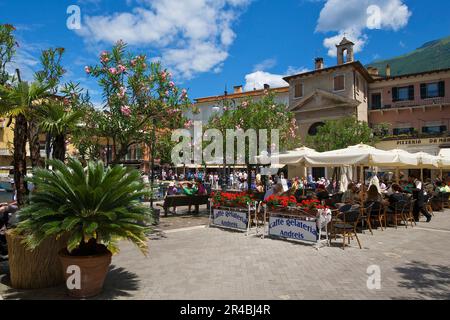 Street Cafe, Lago di, Malcesine, Gardasee, Veneto, Italien Stockfoto