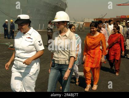 US Navy USA Die Navy-Journalistin der 2. Klasse führt eine Gruppe junger Pakistaner an einer Tour durch das Dock-Landungsschiff USS Pearl Harbor (LSD 52) in Karatschi, Pakistan. Stockfoto