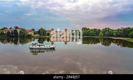 Hausboot am Rheinsberger See nahe Schloss Rheinsberg aus der Vogelperspektive, Familienurlaub mit dem Schiff und Urlaub im Seengebiet Stockfoto