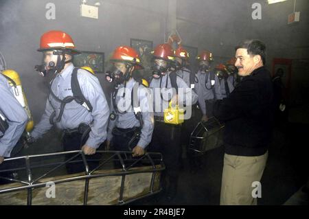 DER OBERSTE Offizier DER Marine Terry Scott beobachtet eine Gruppe von Rekruten. Stockfoto