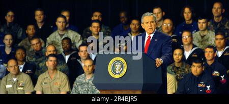 US Navy President George W. Bush spricht vor einer Gruppe von Bürgerführern und Mitgliedern des Dienstes, die in der Chrysler Hall in Norfolk, Virginia, versammelt sind Stockfoto