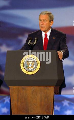 US Navy President George W. Bush spricht vor einer Gruppe von Bürgerführern und Mitgliedern des Dienstes, die in der Chrysler Hall in Norfolk, Virginia, versammelt sind Stockfoto