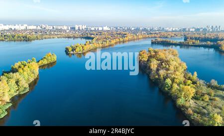 Kiew Stadtbild, Dnieper und Desenka Flüsse Landschaft aus der Vogelperspektive, Herbstinseln und Wasser von oben, Skyline von Kiew und Naturparks Stockfoto