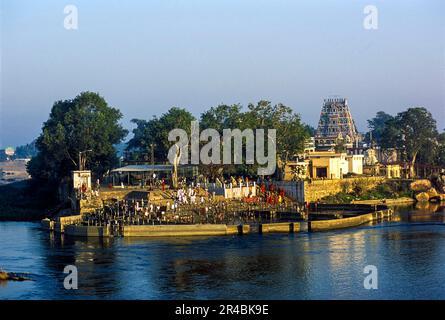Sangameswarar-Tempel, erbaut am Zusammenfluss von Cauvery Kaveri und Bhavani in Bhavani nahe Erode, Tamil Nadu, Südindien, Indien, Asien Stockfoto