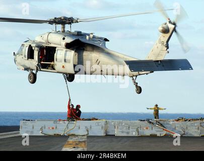 US Navy ein MH-60s Seahawk-Hubschrauber hebt Kampfmittel vom Cockpit des Flugzeugträgers der Nimitz-Klasse USS Harry S. Truman (CVN 75). Stockfoto