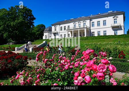 Radfahrer im Schloss von Graf Tiszkiewicz, Amber Museum, Palanga, Litauen Stockfoto