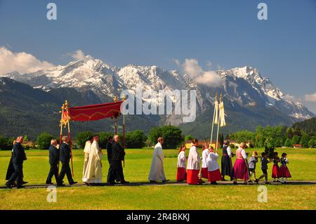 Bayern, traditionelle Kostüme, Folklore, Tradition, Bräuche, Corpus Christi Prozession, Bergpanorama Stockfoto