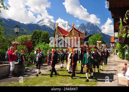 Bayern, traditionelle Kostüme, Folklore, Tradition, Bräuche, Corpus Christi Prozession, Bergpanorama, Zugspitze Gruppe, Werdenfels Stockfoto