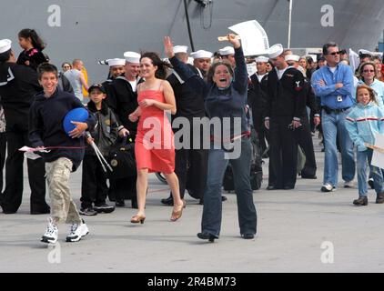 Freunde und Familie der US Navy begrüßen Matrosen, die dem gesteuerten Raketenzerstörer USS Higgins (DDG 76) zugeteilt wurden, wenn sie zur Marinestation San Diego zurückkehren. Stockfoto