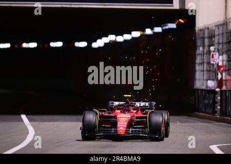 Montecarlo, Fürstentum Monaco. 26. Mai 2023. Carlos Sainz von Scuderia Mission Winnow Ferrari fährt seinen Einsitzer während der kostenlosen Übung Monaco GP, in Monaco-Ville, Port du Monaco, Monaco, 26/05/23 Kredit: Unabhängige Fotoagentur/Alamy Live News Stockfoto