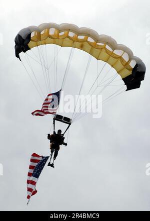US Navy USA Army Retiree, Sergeant. 1. Klasse, Fallschirmspringer, um die Willkommenszeremonie in den USA zu beginnen Olympisches Trainingszentrum Stockfoto