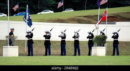 US Navy USA Marines, die an Bord der Marine Corps Base Kaneohe, Hawaii stationiert sind, führen bei einer Zeremonie zum Veteranentag den 21-Gun Salute auf. Stockfoto